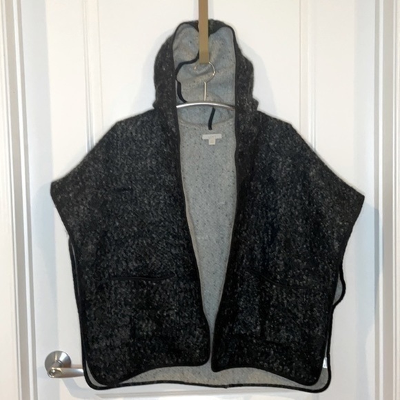 LOFT | Women’s Charcoal Gray / Black LOFT Hooded Poncho with Front Pockets - Picture 1 of 6